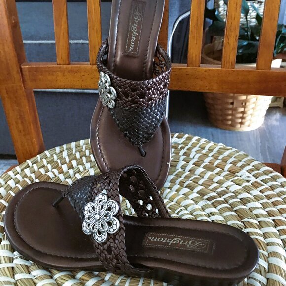 Brighton Lanai Sandals Sz 8 Bronze Metallic Woven Leather Silver tone Flower - Picture 1 of 5